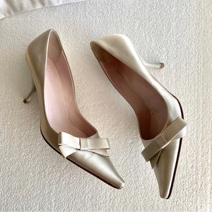 Vera Wang Ice Gray Satin Bow Pointed Toe Bridal Heels 💙